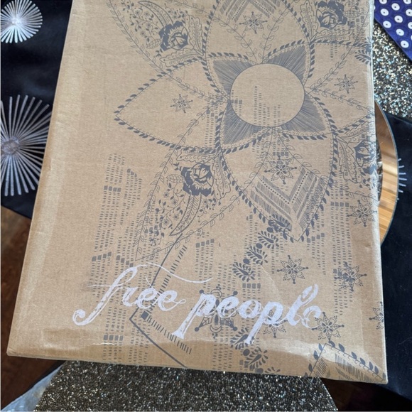 Free People Chelsea Boot, SZ 39, New With Box $125 $300
Size: 8.5
Free People - Picture 9 of 9